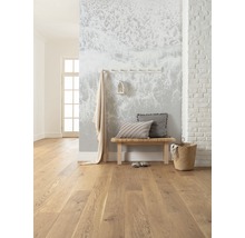 Heller Raum mit Holzboden, Bank, Kissen und Wanddekoration