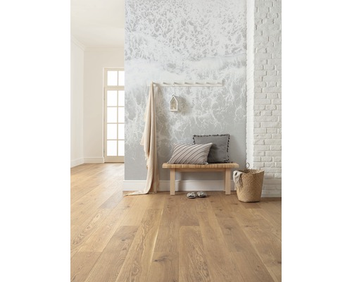 Heller Raum mit Holzboden, Bank, Kissen und Wanddekoration