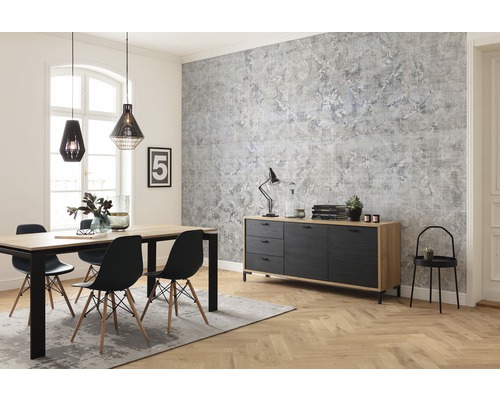 Esszimmer mit Esstisch, Stühlen, Kommode und gemusterter Tapete