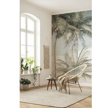 Heller Raum mit Fenster, Palme Wandbild, Teppich, Sessel und Beistelltisch
