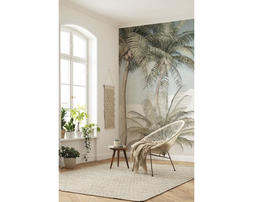 Heller Raum mit Fenster, Palme Wandbild, Teppich, Sessel und Beistelltisch