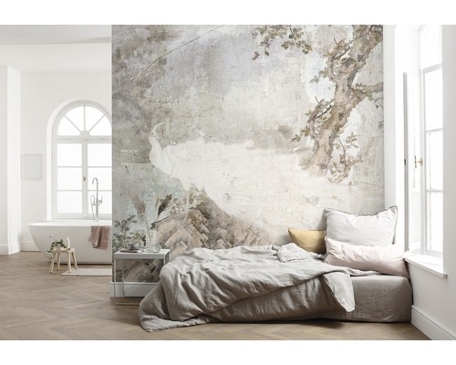 Schlafzimmer mit Tapete mit Pfauenmotiv