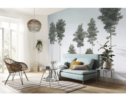 Wohnzimmer mit Sofa, Sessel, Lampe und Fototapete