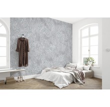 Helles Schlafzimmer mit gemusterter Tapete, Bett und Holzboden
