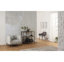 Wohnzimmer mit Sessel, Regal und dekorativer Wandgestaltung