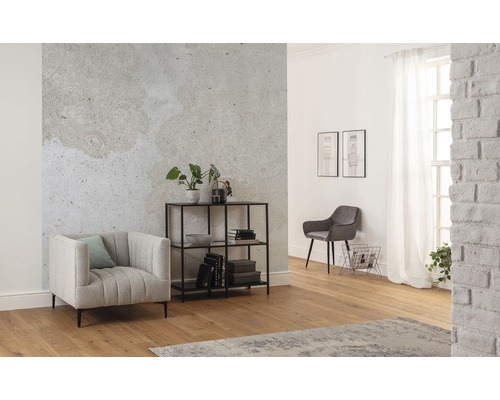 Wohnzimmer mit Sessel, Regal und dekorativer Wandgestaltung