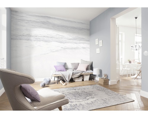 Helles Wohnzimmer mit Fototapete, Sessel und Teppich