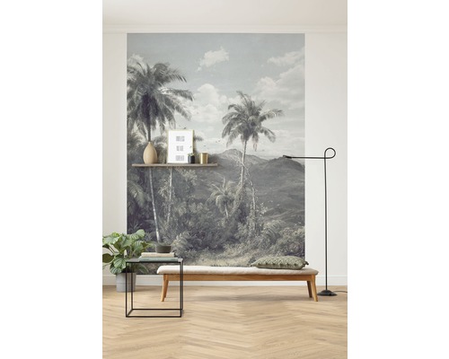 Wohnraum mit Fototapete mit Landschaftsmotiv, Bank und Stehlampe