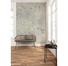 Wohnzimmer mit floraler Tapete, Bank und Beistelltisch.