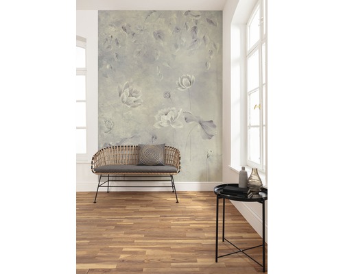 Wohnzimmer mit floraler Tapete, Bank und Beistelltisch.