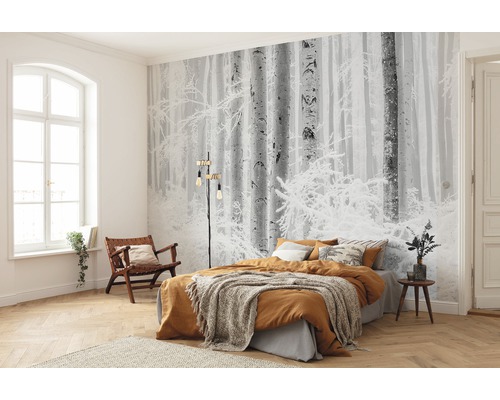 Schlafzimmer mit Fototapete Winterwald, Bett und Holzfußboden