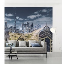 Wohnraum mit Fototapete einer Skyline bei Nacht und grauer Couch