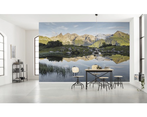 Helles Zimmer mit Fototapete Berglandschaft und Esstisch mit Stühlen