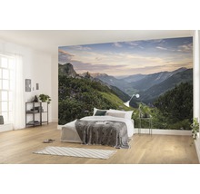 Schlafzimmer mit Fototapete einer Berglandschaft