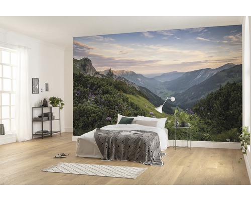 Schlafzimmer mit Fototapete einer Berglandschaft