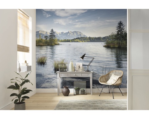Wohnraum mit Fototapete eines Sees in den Bergen