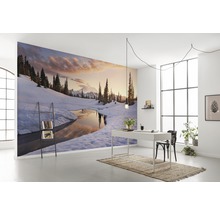 Raum mit Fototapete eines verschneiten Bergsees bei Sonnenuntergang und minimalistischer Büroeinrichtung
