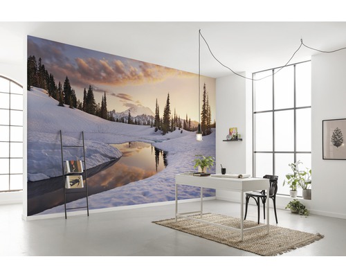 Raum mit Fototapete eines verschneiten Bergsees bei Sonnenuntergang und minimalistischer Büroeinrichtung