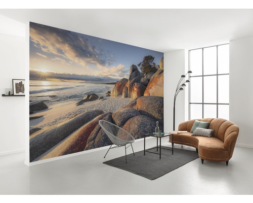 Wohnraum mit Fototapete einer Küstenlandschaft mit Felsen und Meer