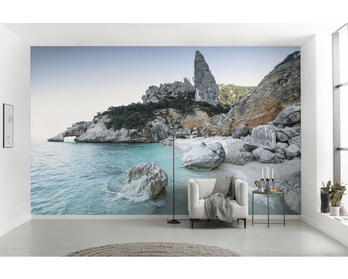 Wohnraum mit Fototapete einer Felsküste, die eine helle, geräumige Atmosphäre erzeugt