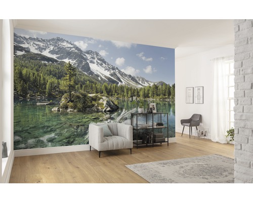 Wohnraum mit Fototapete eines Bergsees