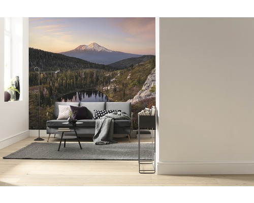 Wohnraum mit Fototapete Berglandschaft, Sofa, Teppich und Stehlampe