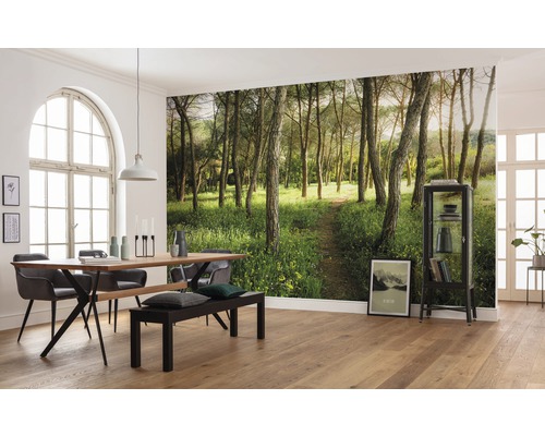 Esszimmer mit Waldtapete, Esstisch und Sitzbank für eine naturnahe Atmosphäre.