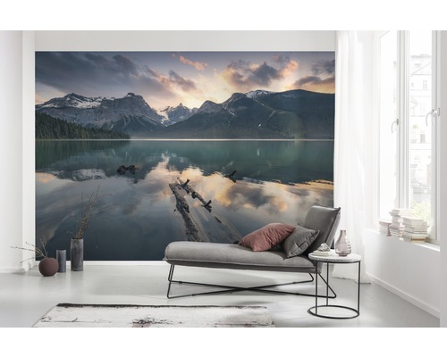Wandbild mit Bergsee-Motiv in einem modern eingerichteten Wohnraum