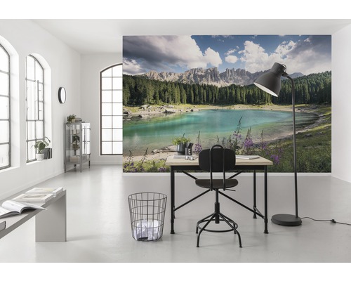 Heller Raum mit einer Fototapete, die einen See und Berge zeigt, Schreibtisch und Stuhl