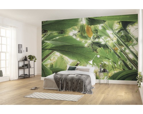 Helles Schlafzimmer mit Fototapete mit Dschungelmotiv