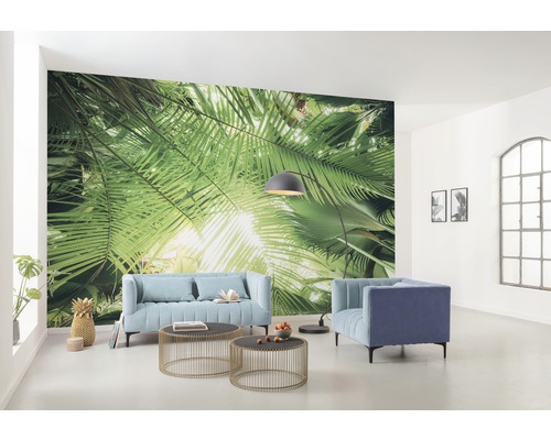 Wohnzimmer mit Fototapete, Sofa, Sessel, Stehlampe und Couchtischen