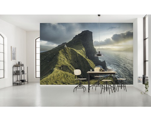 Wohnraum mit Fototapete einer Berglandschaft am Meer