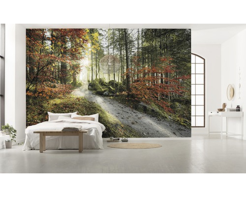 Helles Schlafzimmer mit Fototapete eines Herbstwaldes