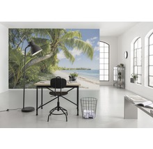 Büro mit Fototapete einer tropischen Strandlandschaft, Schreibtisch, Bürostuhl und Stehlampe