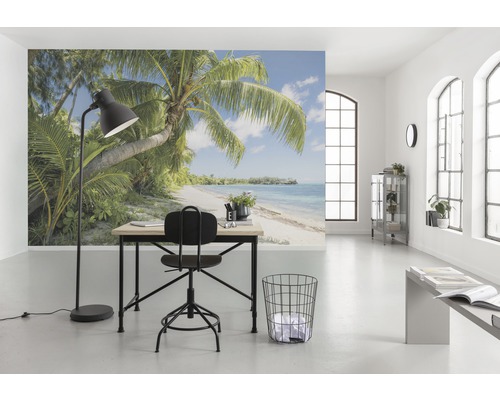 Büro mit Fototapete einer tropischen Strandlandschaft, Schreibtisch, Bürostuhl und Stehlampe