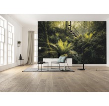 Wohnzimmer mit Fototapete Dschungel, Stehlampe und Holzboden