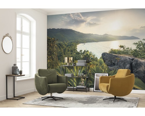 Wohnzimmer mit Fototapete, Sesseln und Beistelltisch