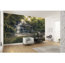Wohnraum mit Fototapete eines Wasserfalls, Sessel und Regal