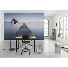 Büro mit Schreibtisch, Stuhl, Stehlampe und Fototapete mit Stegmotiv