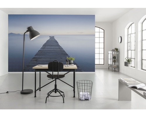 Büro mit Schreibtisch, Stuhl, Stehlampe und Fototapete mit Stegmotiv