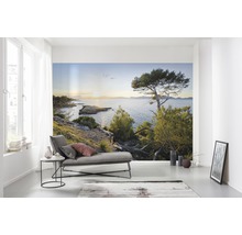 Wohnraum mit Fototapete einer Küstenlandschaft mit Meerblick.