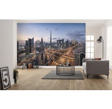 Wohnraum mit Fototapete einer Stadtansicht von Dubai mit Wolkenkratzern und Autobahnen bei Nacht