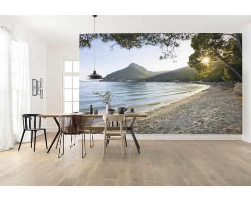 Raum mit Fototapete einer Küstenlandschaft mit Strand