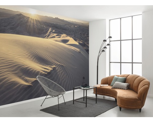 Wohnzimmer mit Fototapete Wüste, Sessel, Sofa und Stehlampe