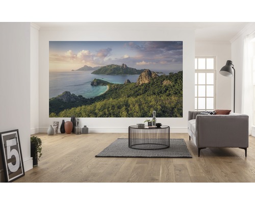 Wohnzimmer mit Fototapete einer tropischen Insel.