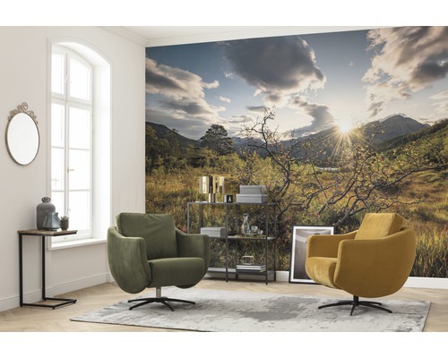 Wohnzimmer mit Landschaftstapete, Sesseln, Beistelltisch und Regal