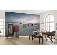 Wandbild mit Strandkörben am Strand in einem hellen Esszimmer.