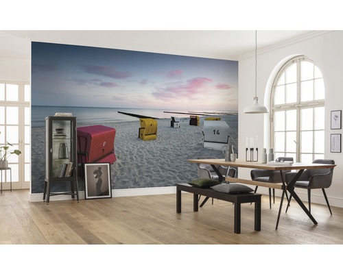 Wandbild mit Strandkörben am Strand in einem hellen Esszimmer.