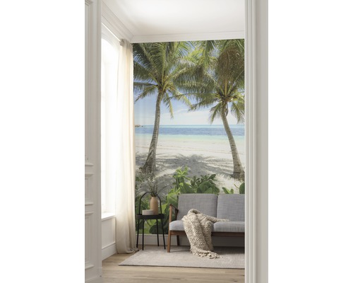 Wohnzimmer mit Fototapete mit Strand und Palmen