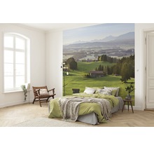 Schlafzimmer mit Fototapete einer hügeligen Landschaft mit Bergen